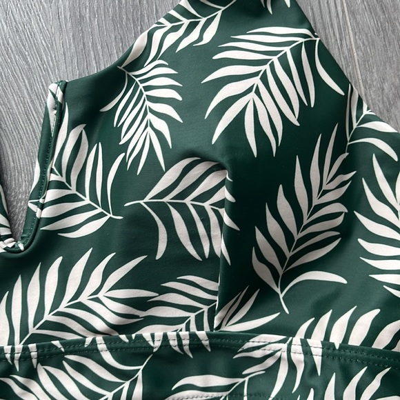 Green and Cream leaf pattern bikini top new never worn - Picture 7 of 7
